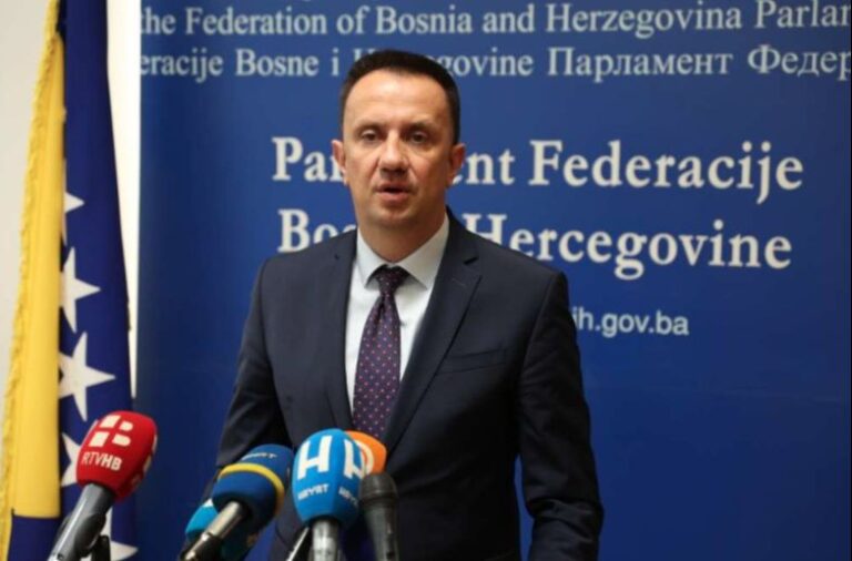Vedran Lakić. Fena