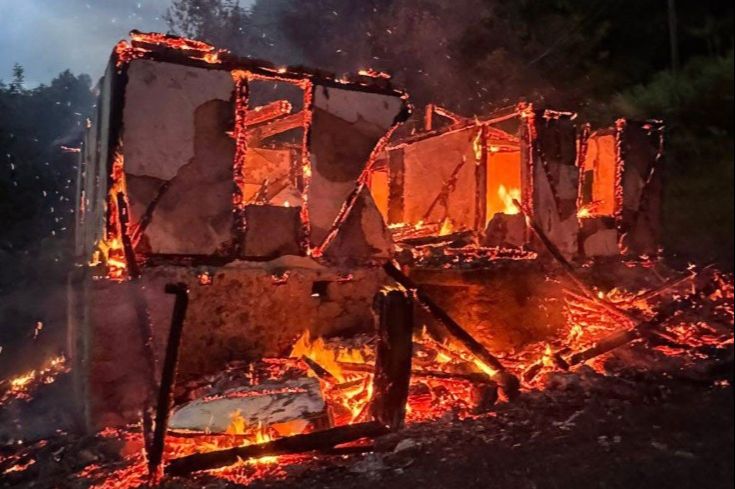 Kuća potpuno izgorjela. Vatrogasci Banja Luka