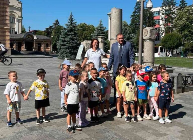 Dodik sa mališanima. Platforma X