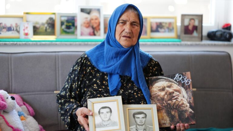 Šuhra Malić pokazuje slike sinova koji su ubijeni u genocidu. Detektor