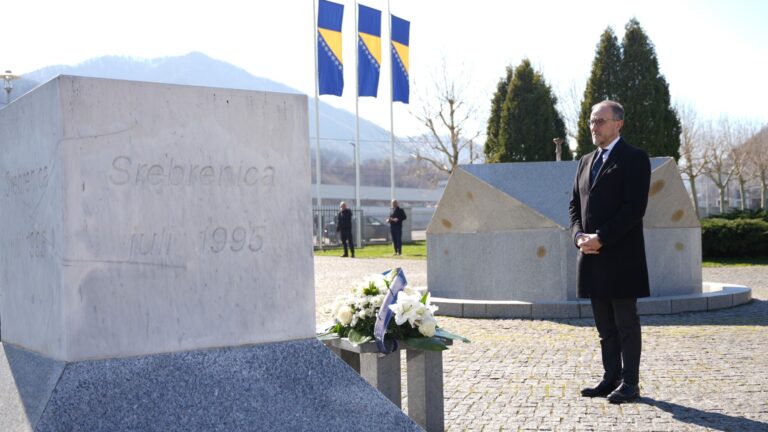 Ambasador Soreka tokom nedavne posjete Srebrenici. Delegacija EU