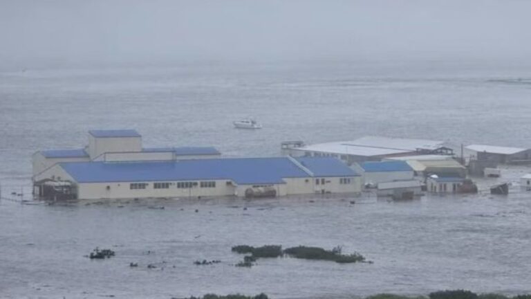 Voda prodire u priobalne objekte. Platforma X