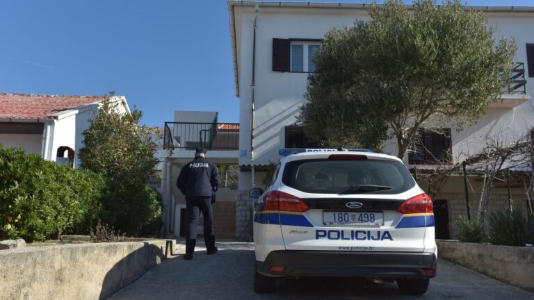 Policija na Pagu. Novalja na Pagu