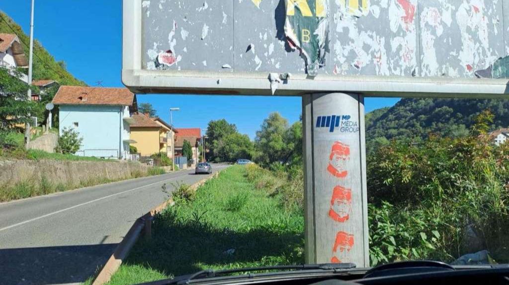 Naljepnice s likom monstruma Ratka Mladića u Zvorniku. Fena