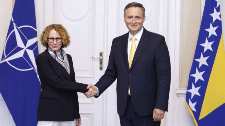 Denis Bećirović i Radmila Šekerinska. FENA