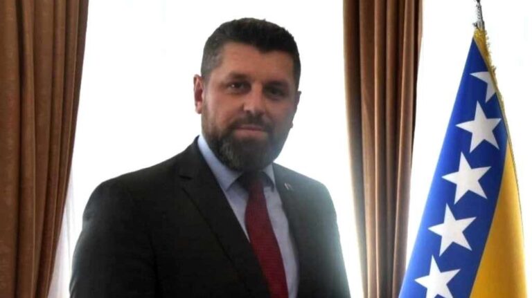 Ćamil Duraković. FENA
