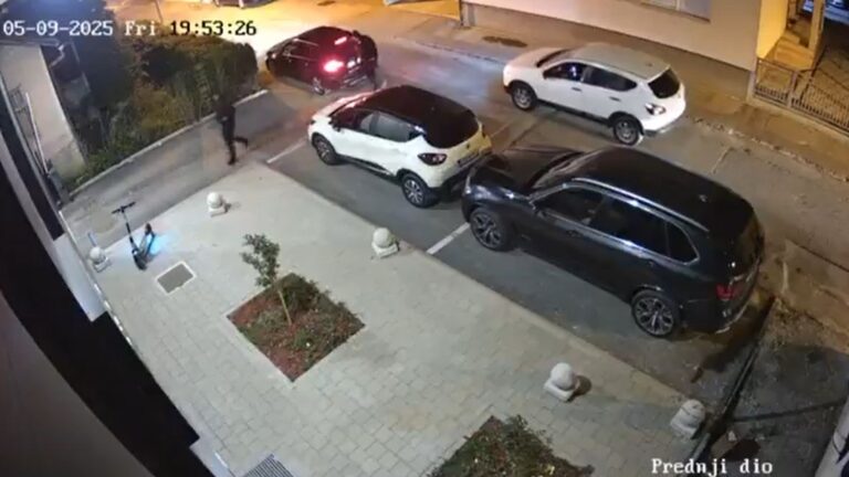 Treća osoba je čekala u vozilu. Screenshot