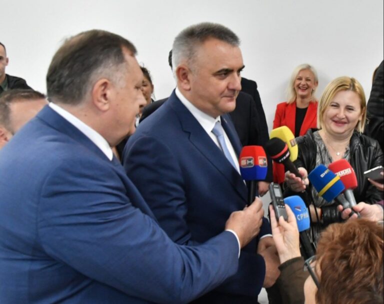 Dodik držao mikrofon Miniću. Platforma X