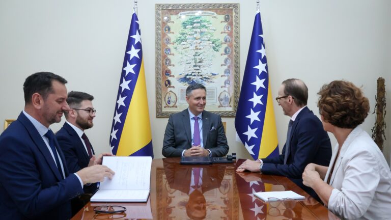 Denis Bećirović i Georgom Divaldom. Press služba
