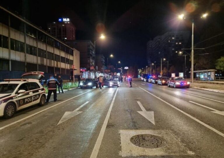 Saobraćajni policajci tokom kontrole vozila. MUP KS