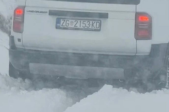Terenska vozila zapela u snijegu. Screenshot