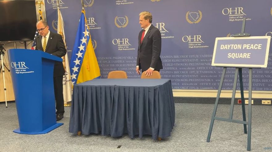 Šmit i Tarner otvorili ploču “Trga dejtonskog mira”: Građani BiH zaslužuju stabilnu budućnost nakon pakla kojeg su prošli