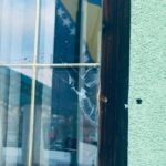 Kalesija: U razmjeni vatre između pljačkaša i policije meci završili i u zidu osnovne škole i zgrade općine