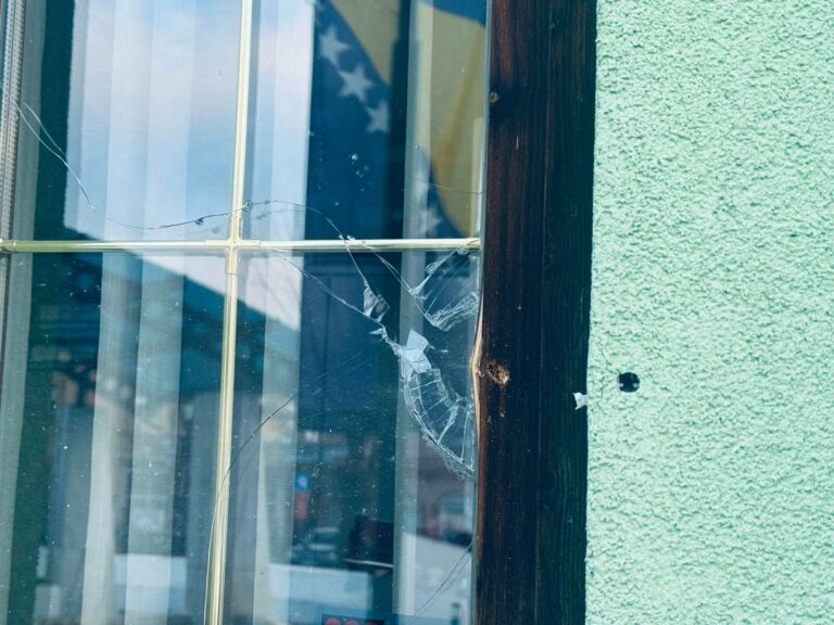 Pogođena fasada škole. Infoplus / Facebook