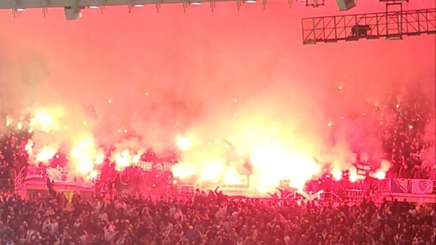 BH Fanaticosi zapalili baklje nakon gola Tabakovića. E. Ganibegović/Avaz