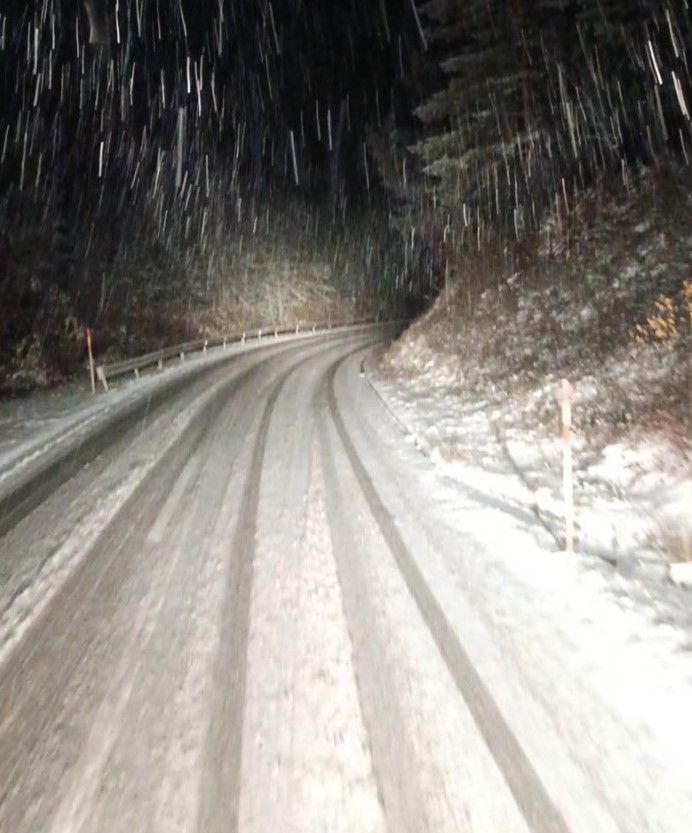 Snijeg zabijelio ceste. FacebookSnijeg pada na Sokocu. Facebook
