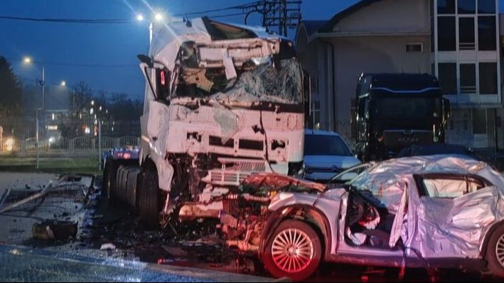 Automobil u potpunosti smrskan. Banjaluka.net