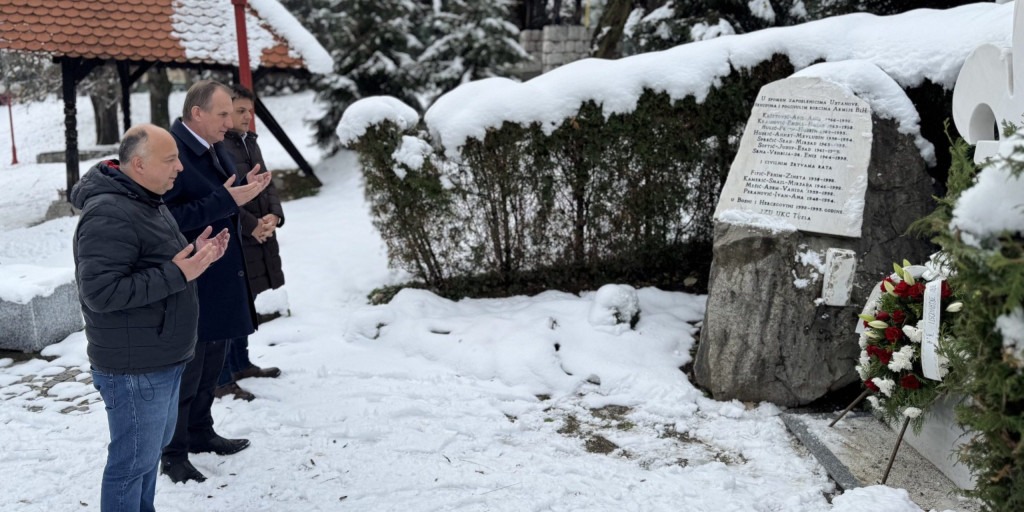 Polaganjem cvijeća na spomen obilježju UKC Tuzla obilježen Dan državnosti Bosne i Hercegovine