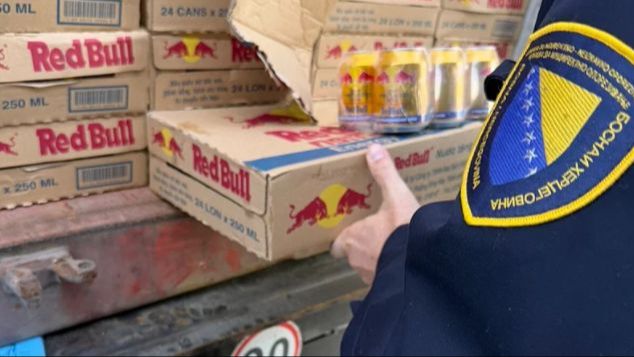 Carinici zaplijenili limenke krivotvorenog Red Bulla. UIO BiH