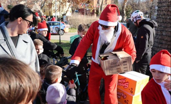 Velik broj Djedova Božićnjaka na biciklima prošao mostarskim ulicama. Fena