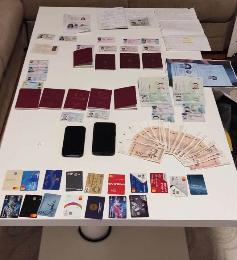 Oduzeti krivotvoreni dokumenti i oprema za njihovu izradu. GP BiH