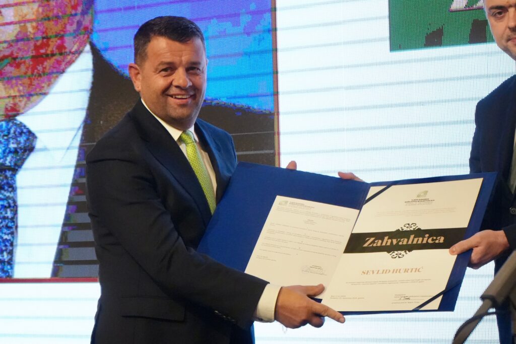 Akademijom u Sarajevu obilježene 33 godine rada VKBI-ja, Hurtiću uručeno priznanje