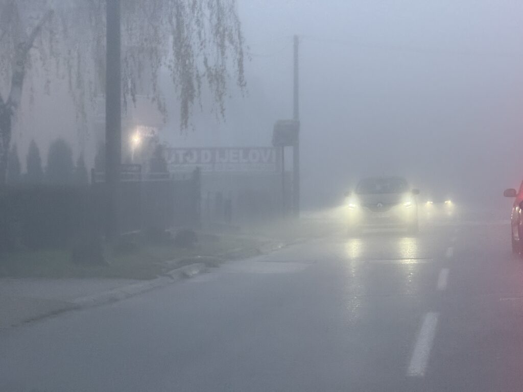 Magla smanjuje vidljivost: Brojni radovi usporavaju saobraćaj širom BiH