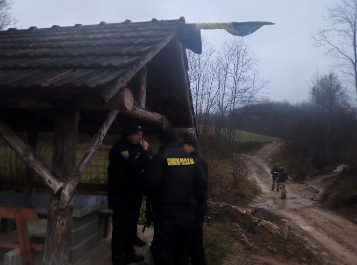 Pripadnici Granične policije Bosne i Hercegovine zajedno sa pripadnicima Ministarstva unutrašnjih poslova Unsko-sanskog kantona nastavljaju aktivnosti na otkrivanju počinilaca krivičnih djela Organizirani kriminal iz člana 242. Krivičnog zakona Federacije BiH, Otmica iz člana 180. Krivičnog zakona FBiH, Iznuda iz člana 295. Krivičnog zakona FBiH, Nedozvoljeno držanje oružja ili eksplozivnih materija iz člana 371. Krivičnog zakona FBiH, te identifikaciji organizatora i drugih osoba uključenih u vršenje krivičnih djela iz Krivičnog zakona BiH Krijumčarenje osoba član 189., a sve s ciljem razbijanja organiziranih kriminalnih grupa i krijumčarskih lanaca čiji pripadnici djeluju na širem području Zapadnog Balkana.Ove aktivnosti su realizirane danas u okviru zajedničke operativne akcije kodnog naziva Stabandža, u kojoj su, uz pripadnike Granične policije BiH i Ministarstva unutrašnjih poslova Unsko-sanskog kantona, učestvovale i druge nadležne institucije i agencije, i to na području općine Velika Kladuša, lokaliteti mjesta Gradina, Grljevac, Zborište (Crkvina) i Stabandža (Kekići).

Uoči same operativne akcije pripadnici Granične policije BiH su u proteklih mjesec dana na području graničnog pojasa općine Velika Kladuša provodili kontinuirane aktivnosti s ciljem lociranja i identificiranja navedenih pripadnika organiziranih kriminalnih grupa.

Ovo su kontinuirane preventivno-represivne aktivnosti koje Granična policija BiH provodi u posljednjih nekoliko mjeseci, kako samostalno tako i u saradnji sa drugim agencijama za provođenje zakona.

Tokom provođenja operativne akcije Granična policija BiH koristila je raspoloživu opremu za pregled i pretragu terena, nadzor granice (dvogledi, termalne kamere, dronovi i dr.) te opremu za kontrolu vozila i kontrolu osoba. U realizaciji ovih aktivnosti učestvovalo je oko 90 policijskih službenika Granične policije BiH i Ministarstva unutrašnjih poslova Unsko-sanskog kantona, saopćeno je iz GP BiH. 