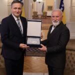 Bećirović uručio priznanje Dini Merlinu: Njegove pjesme su svevremenski hitovi