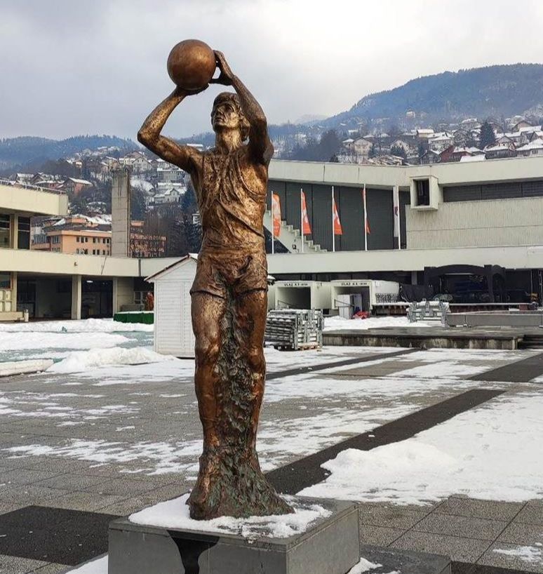 Spomenik-statua Kinđetu na platou Skenderije. Sarajevo.ba