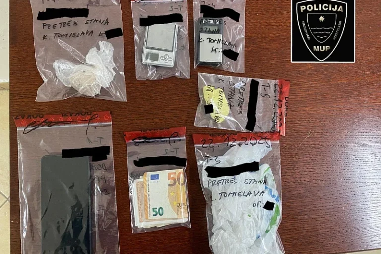 Uhapšeni muškarac je sproveden u službene prostorije Sektora kriminalističke policije HNK (Foto: MUP HNK)