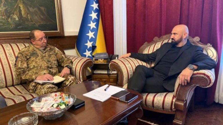 Sa sastanka Camerana i Isaka. Fena