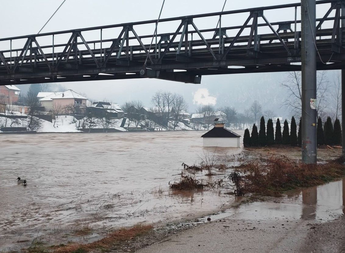 Osanička rijeka srušila most, stanovnici dva sela odsječeni od grada (FOTO)