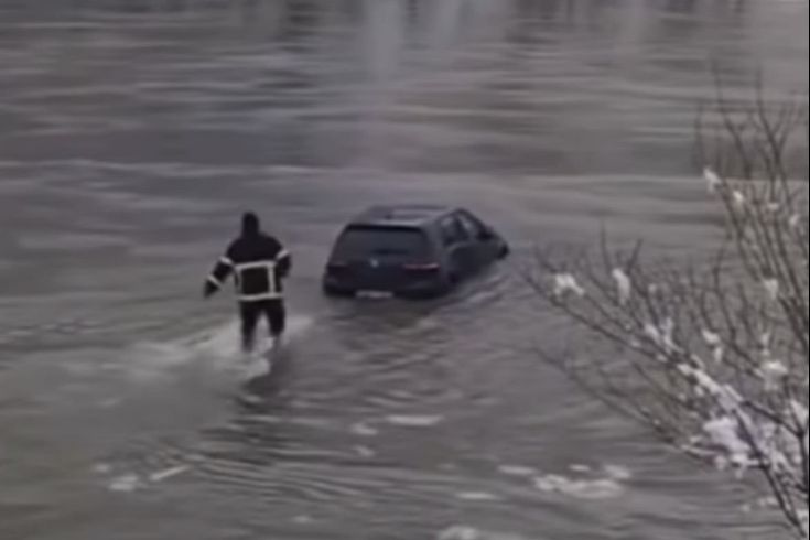 Oglasio se vatrogasac Rade koji je ušao u ledenu Drinu i upalio golf. Instagram