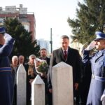 Denis Bećirović odao počast Nijazu Durakoviću: “Ostavio je snažan uticaj na kreiranje moderne političke misli”