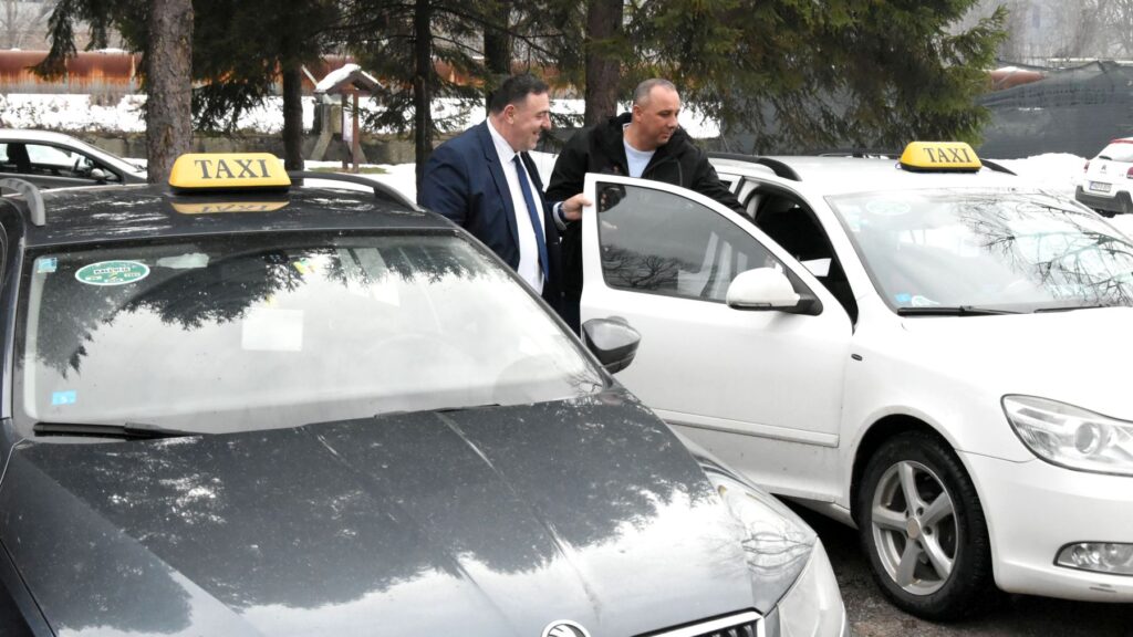 Ministarstvo trgovine, turizma i saobraćaja TK počelo je podjelu dopunskih taksi oznaka za ’26.