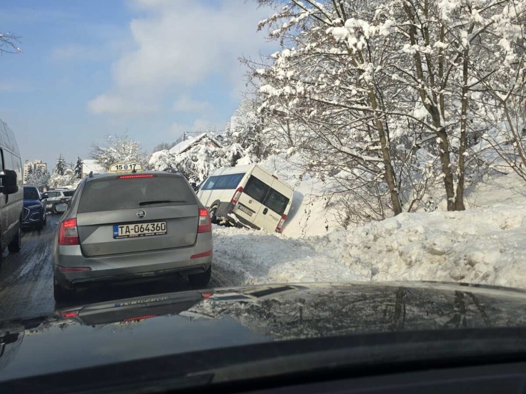 Tuzla: Vozilo sletjelo s puta na donici Slavinovići – Simin Han