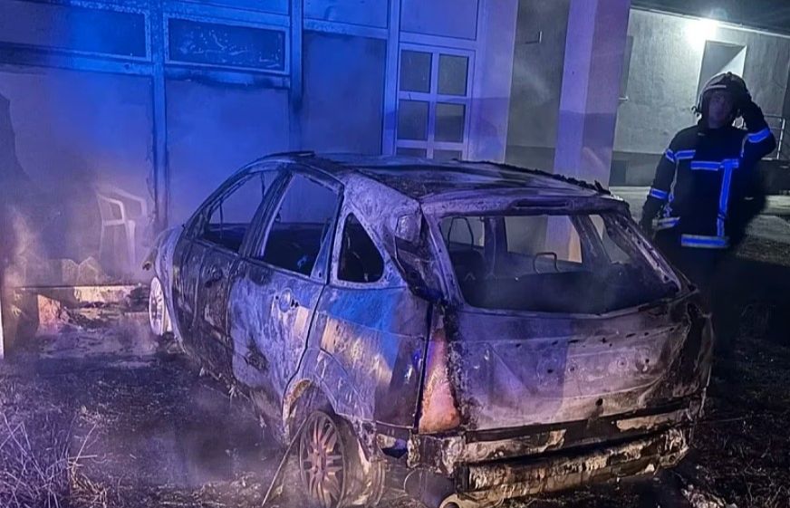 Drama u Mostaru: Automobil izgorio na parkingu