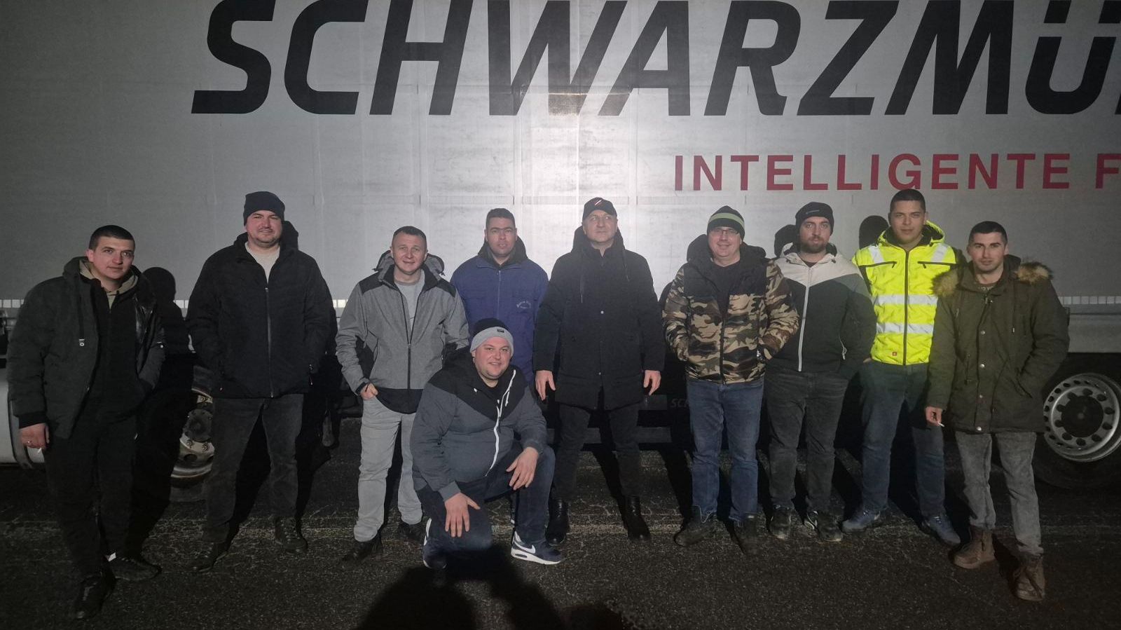 Podijeljeni u smjene. Screenshot