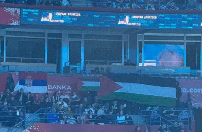 Na utakmici Srbije i Izraela u Beogradu okačena zastava Palestine: Odmah su je uklonili