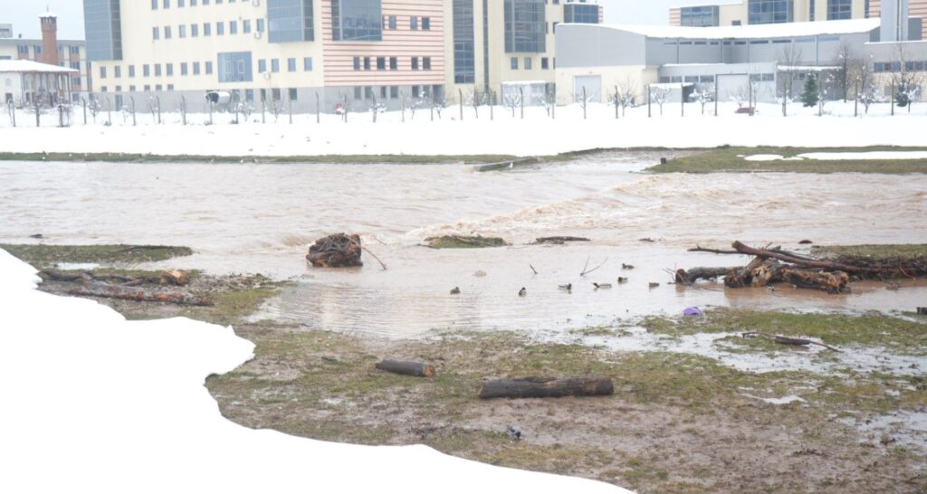 Sarajevo: Nabujala rijeka Željeznica, blato i grane posvuda (VIDEO)