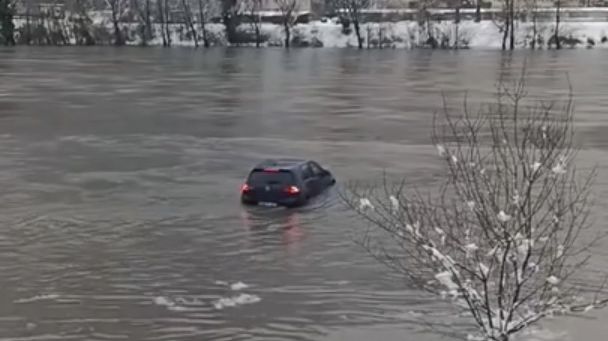 Vatrogasac Rade je junak Zvornika: Pogledajte kako je izvukao zaglavljeni automobil iz Drine