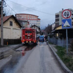 Automobil se zapalio tokom vožnje u Tuzli, vatrogasci spriječili veću štetu!