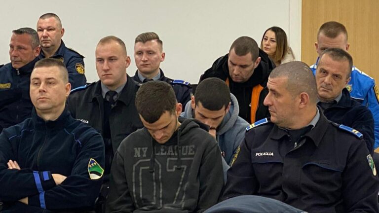 Huligani u Sudu. A. B. / Avaz