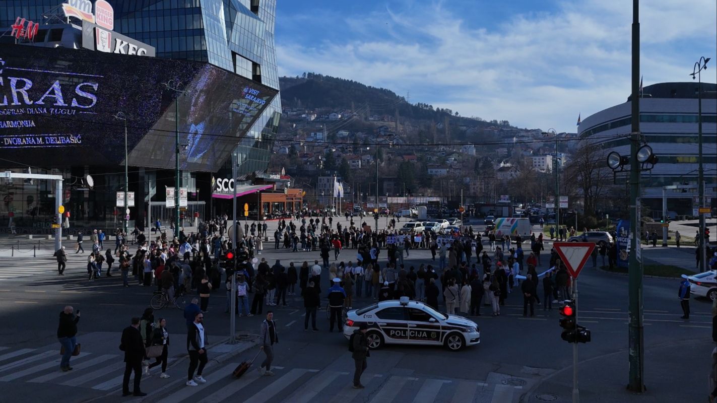 Pogledajte kako je izgledala protestna kolona ispred SCC-a