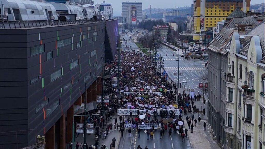 Snimak iz zraka: Masovni protesti u Sarajevu, velika podrška građana iz svih generacija
