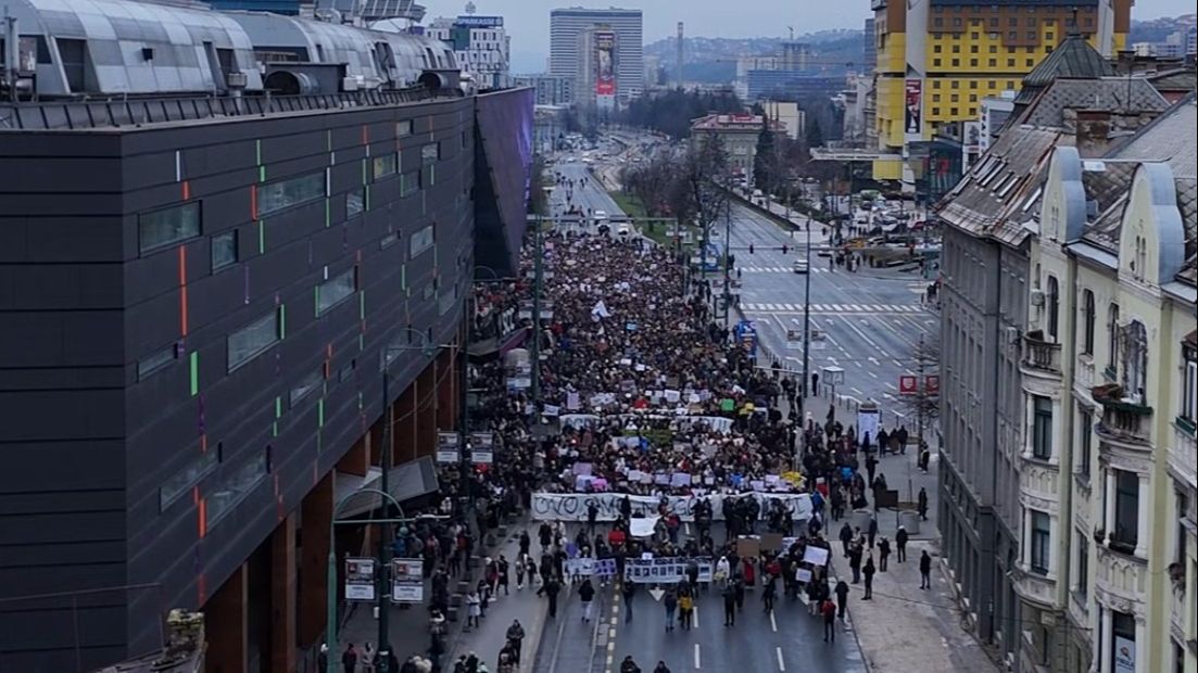 Snimak iz zraka: Masovni protesti u Sarajevu, velika podrška građana iz svih generacija