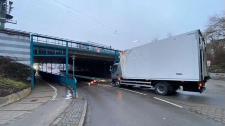 Bosanac napravio haos u Njemačkoj: Zapeo ispod podvožnjaka, iščupao nosač, vozovi stali