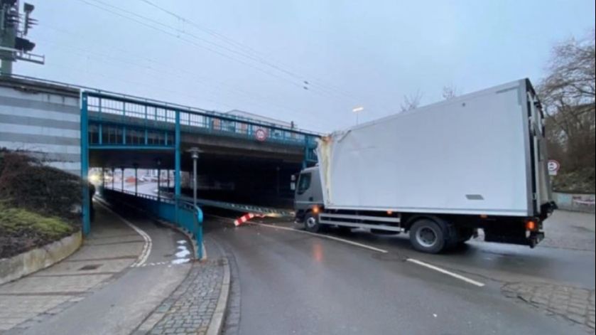 Bosanac napravio haos u Njemačkoj: Zapeo ispod podvožnjaka, iščupao nosač, vozovi stali