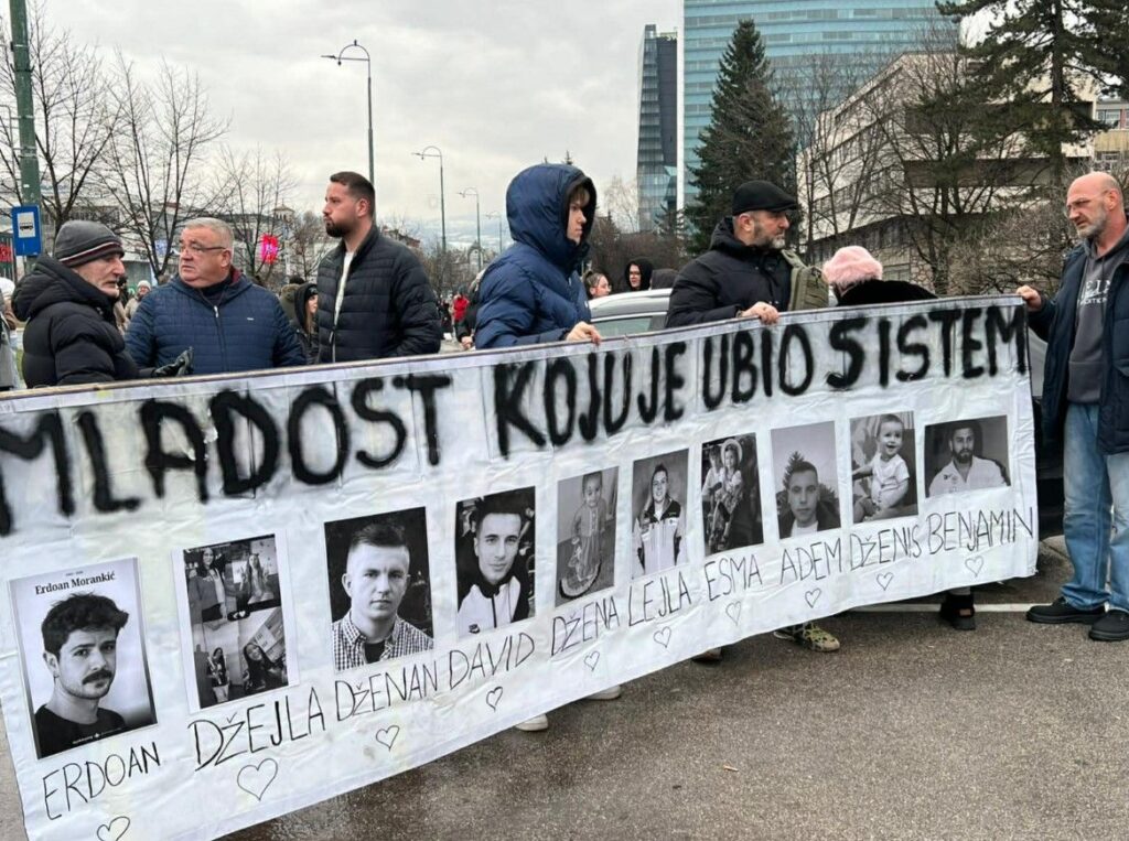 Sedmi protest u Sarajevu nakon stravične tramvajske nesreće, građani se okupljaju kod Zemaljskog muzeja BiH